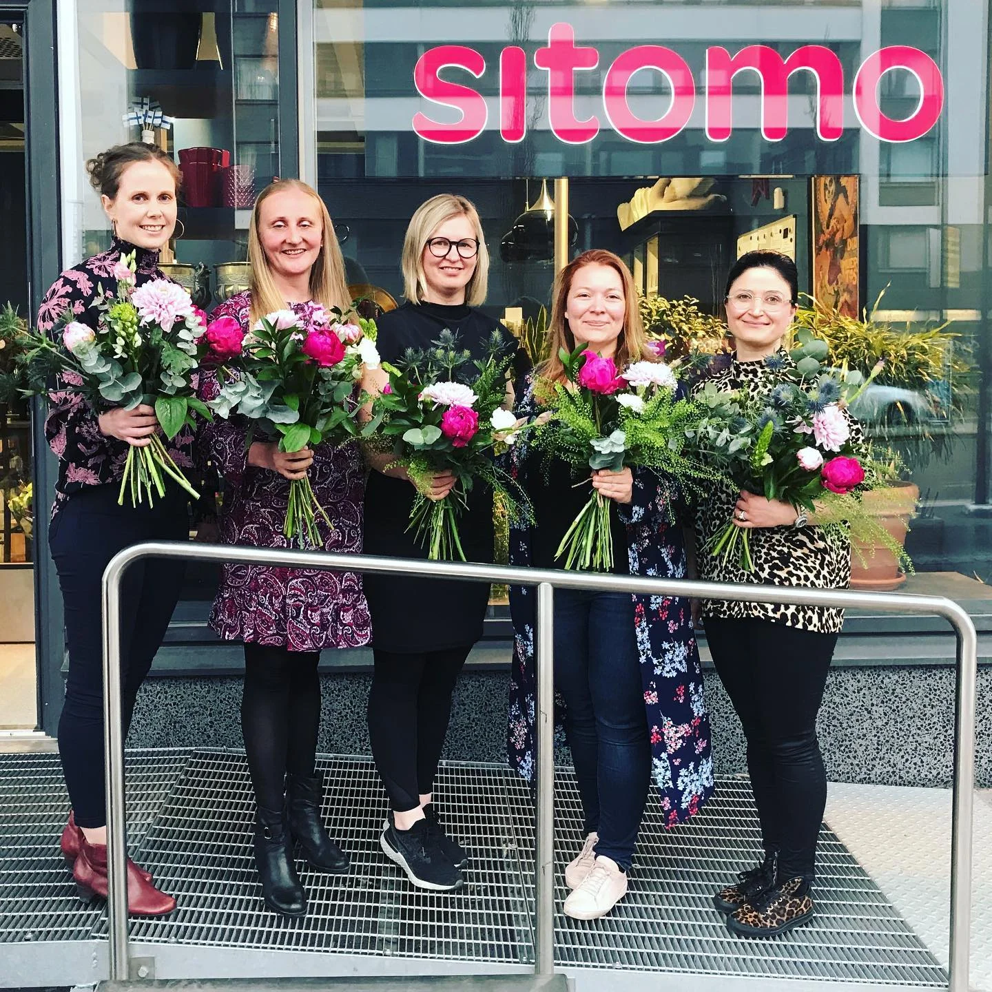 Viisi erilaista sidontakurssin kimppua myymälän edessä